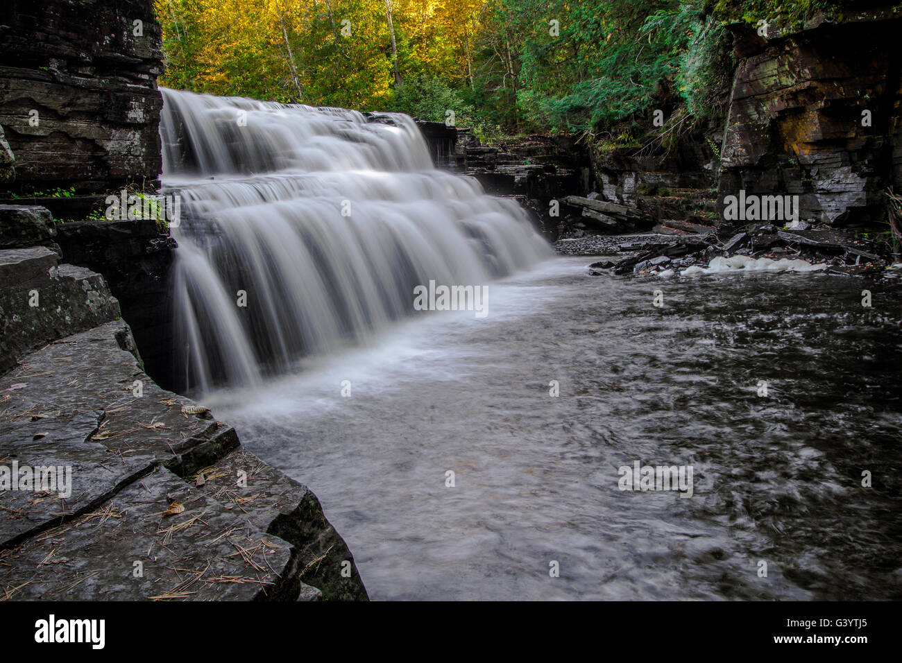 Canyon fällt. Canyon Falls befindet sich in Michigans obere Halbinsel westlich von Marquette in einem Roadise Park. Stockfoto