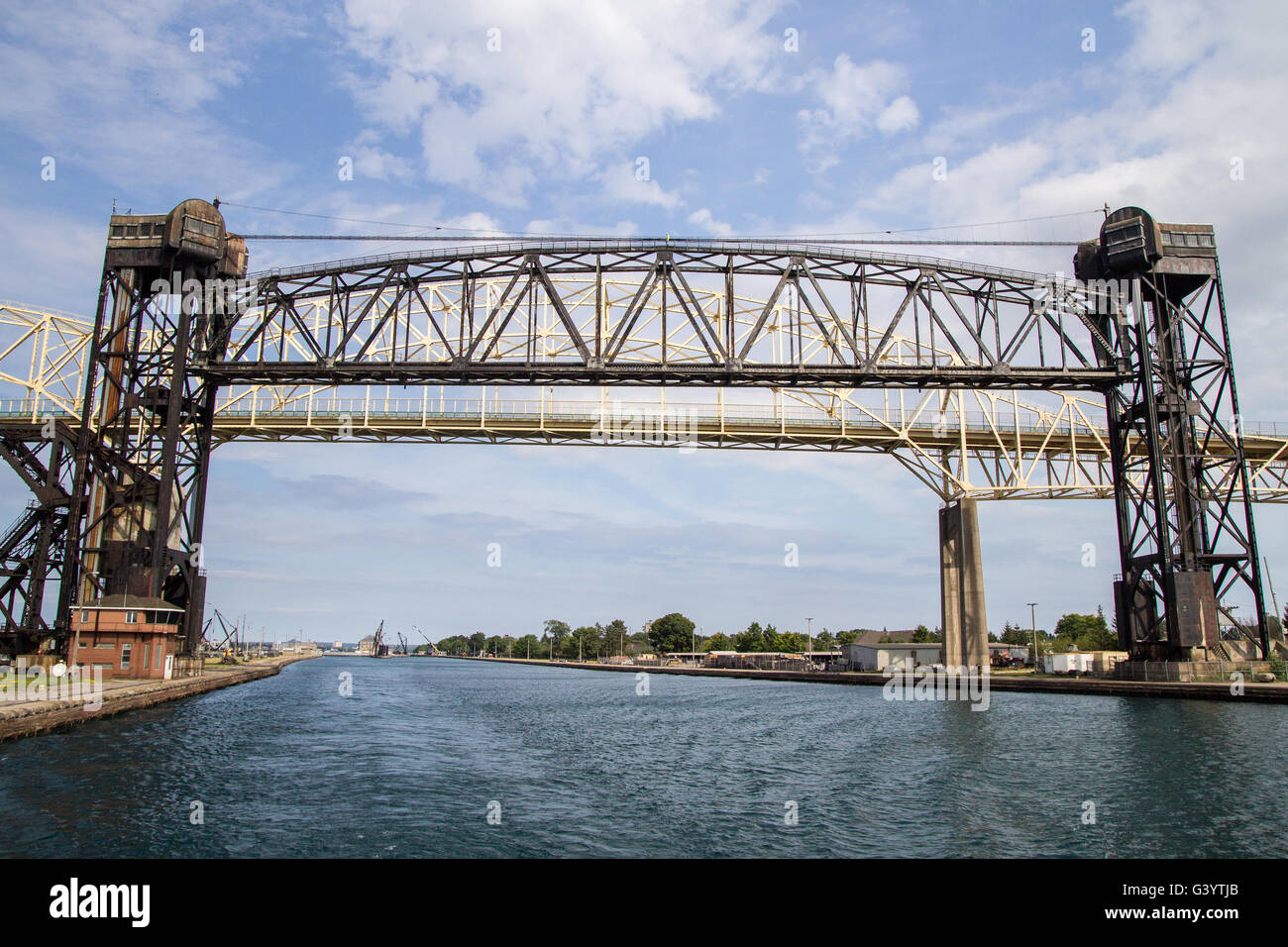 Die Sault Ste. Marie internationale Brücke überspannt die St. Mary's River zwischen Sault Ste. Marie, Michigan und Ontario, Kanada. Stockfoto