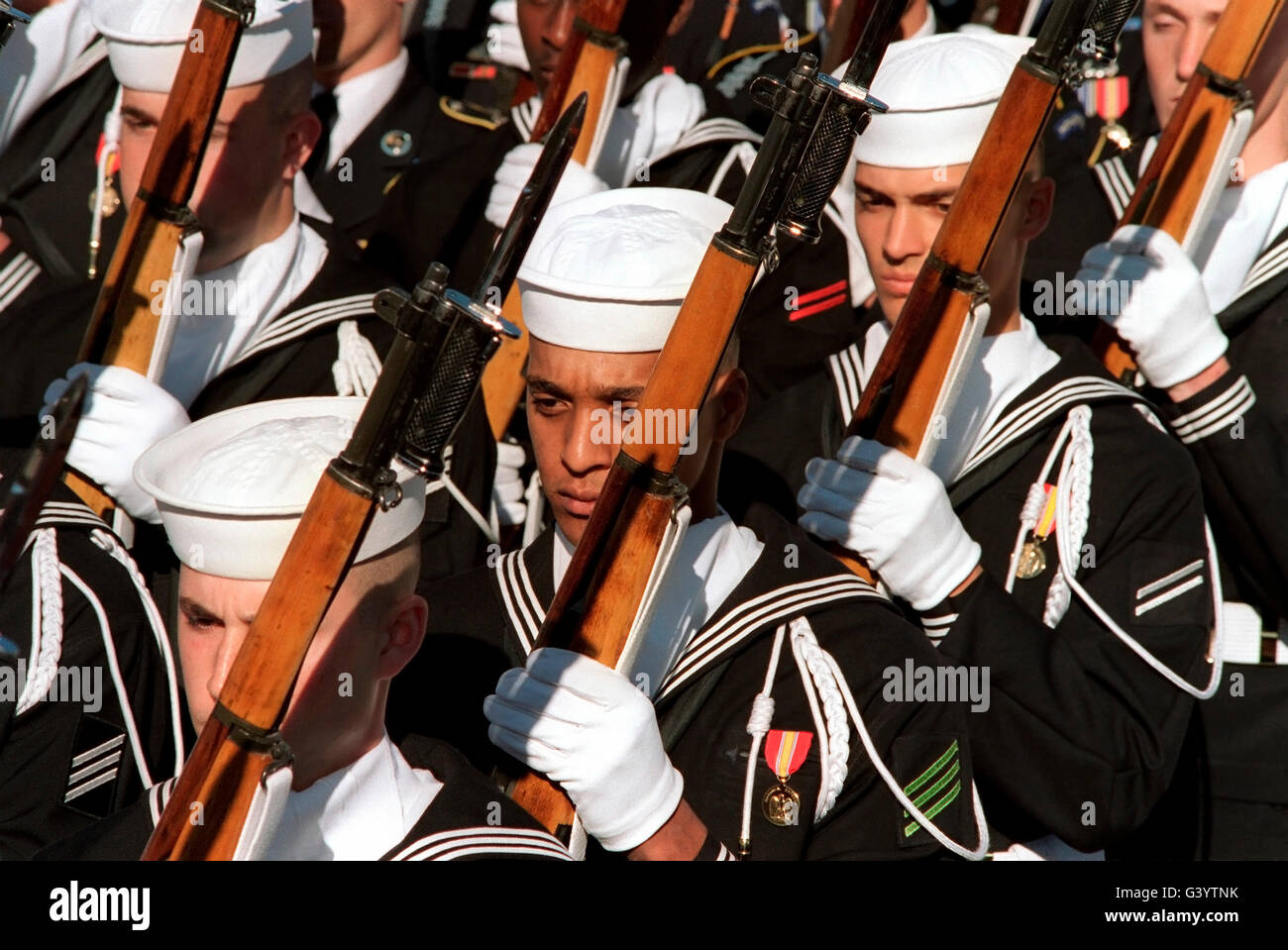Die Marine zeremonielle Ehrengarde marschieren in Formation. Stockfoto