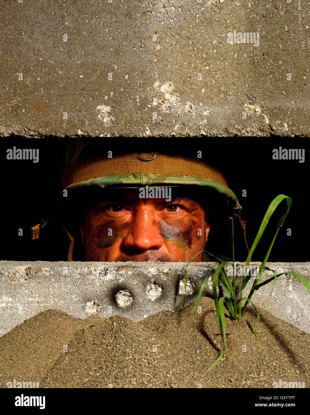 Soldat im bunker Stockfoto
