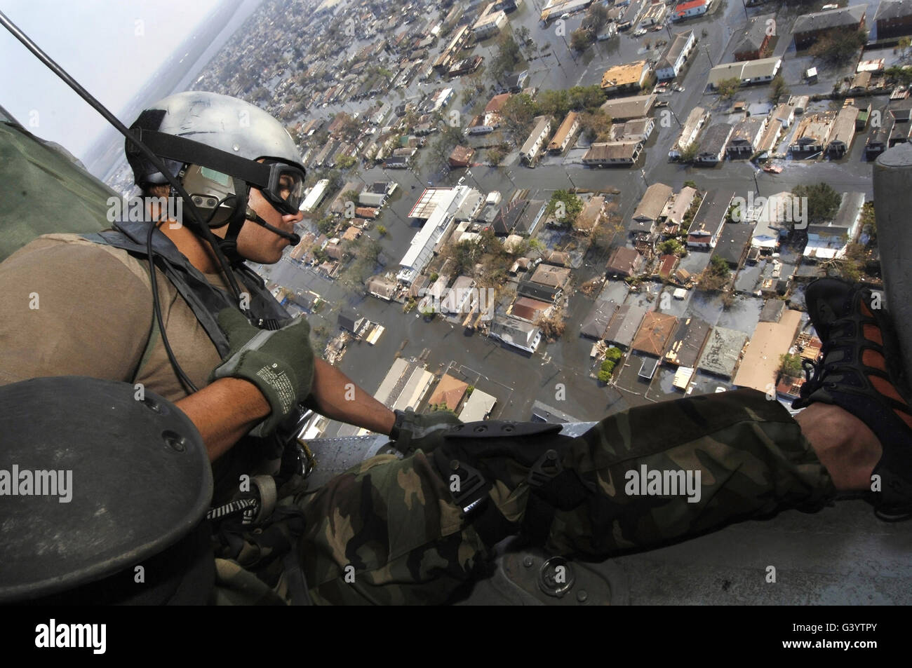 Ein Pararescueman Überblick über Häuser, die auf der Suche nach Opfern des Hurrikans Katrina. Stockfoto