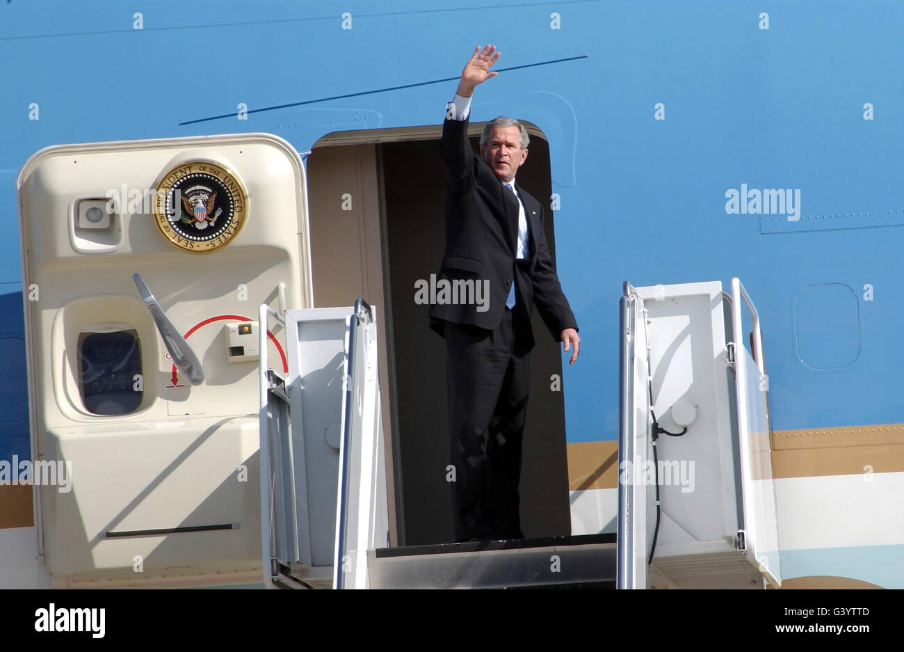 Präsident George Bush winkt zum Abschied wie er Randolph Air Force Base, Texas fährt. Stockfoto