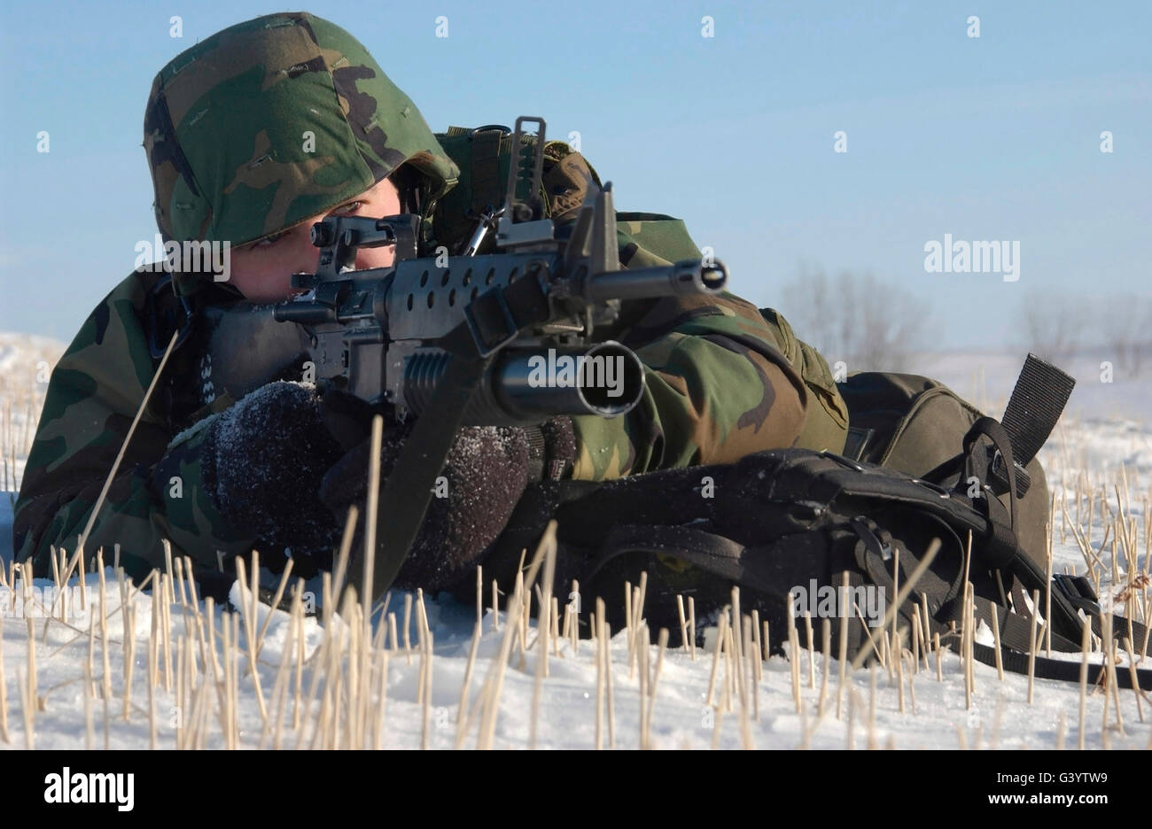 Flieger ist in Position, während eine Rückeroberung Übung auf einer Rakete Startrampe. Stockfoto