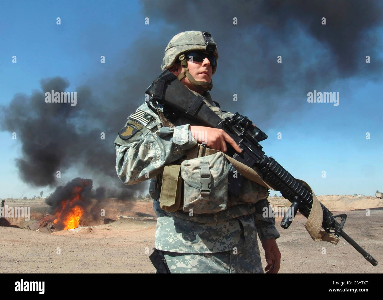 Soldat der US-Armee führt Perimetersicherheit. Stockfoto