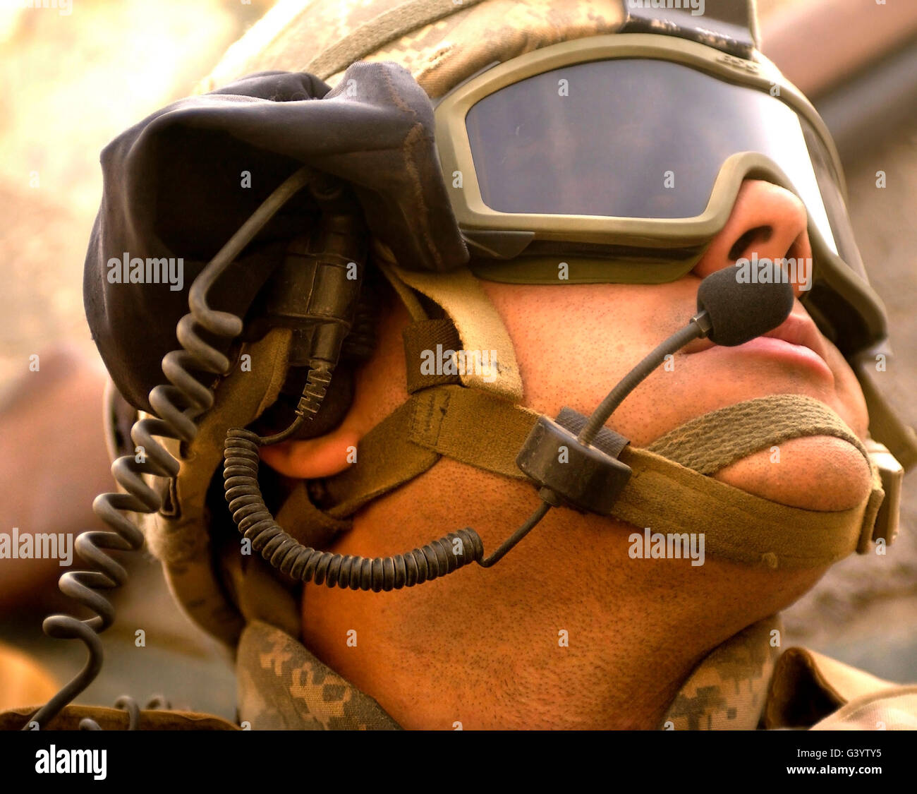 US Army Captain schaut aus seinem Geschützturm. Stockfoto