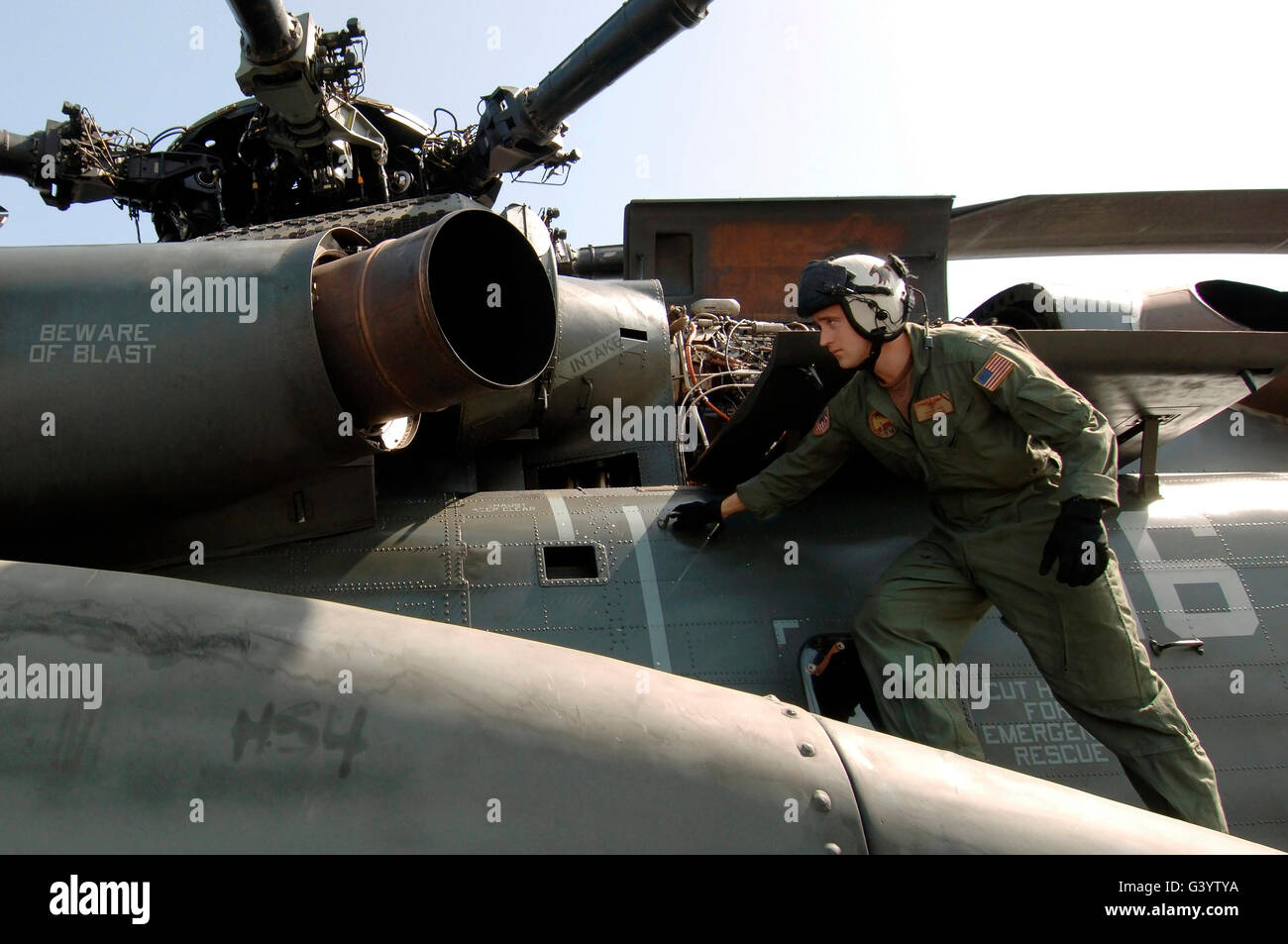 Eine Pilot führt eine preflight-Überprüfung für eine MH-53E Sea Dragon. Stockfoto