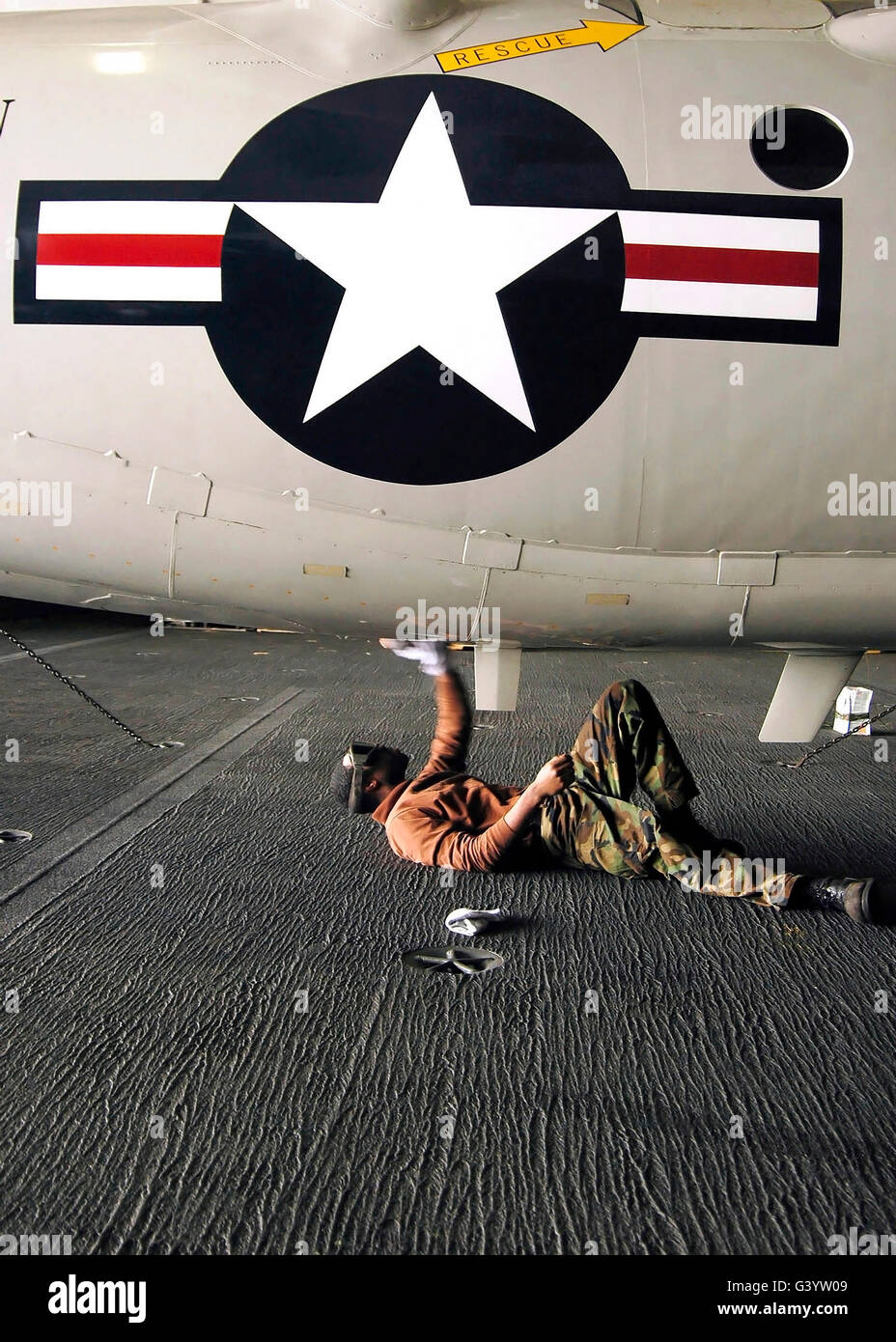 Flieger reinigt die Unterseite von einem E - 2C Hawkeye. Stockfoto