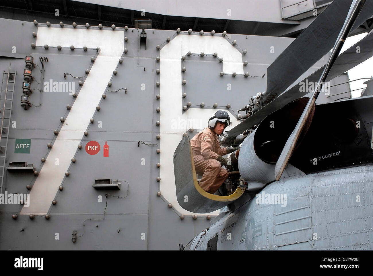 Seemann führt eine Vorflugkontrolle eine SH-60 Seahawk. Stockfoto