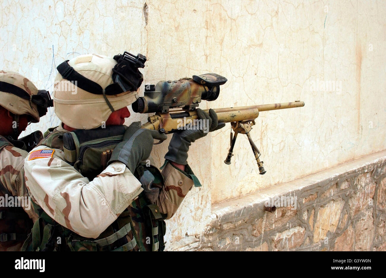 US Army Sniper Sehenswürdigkeiten durch seinen Umfang auf seine Harris M-86 Scharfschützengewehr. Stockfoto
