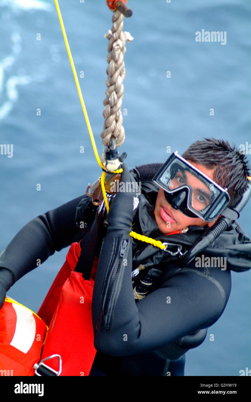 Suche und Rettung Schwimmer ist an Bord der USS Harpers Ferry geschleppt. Stockfoto