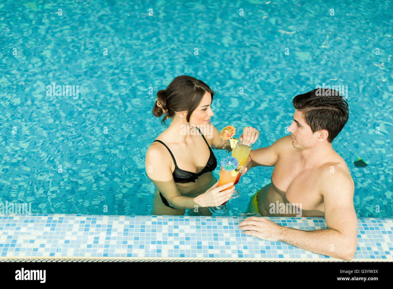 Junge Brasilianerin Und Ihr Freund Entspannen Sich Am Pool Junge Brasilianerin Und Ihr Freund Entspannen Sich Am Pool
