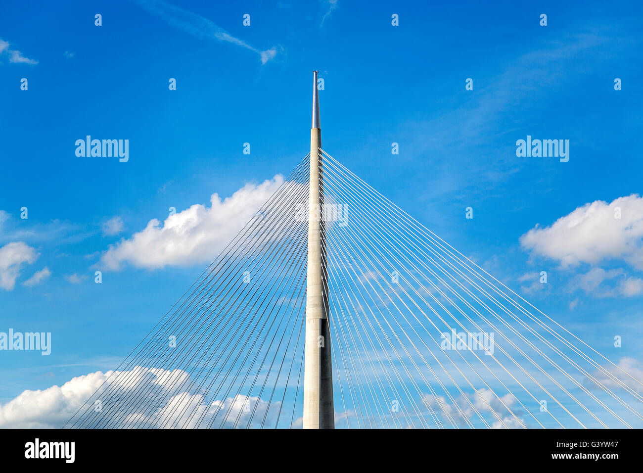 Blick auf die Wolkengebilde auf dem blauen Himmel und Teil der Brücke Stockfoto