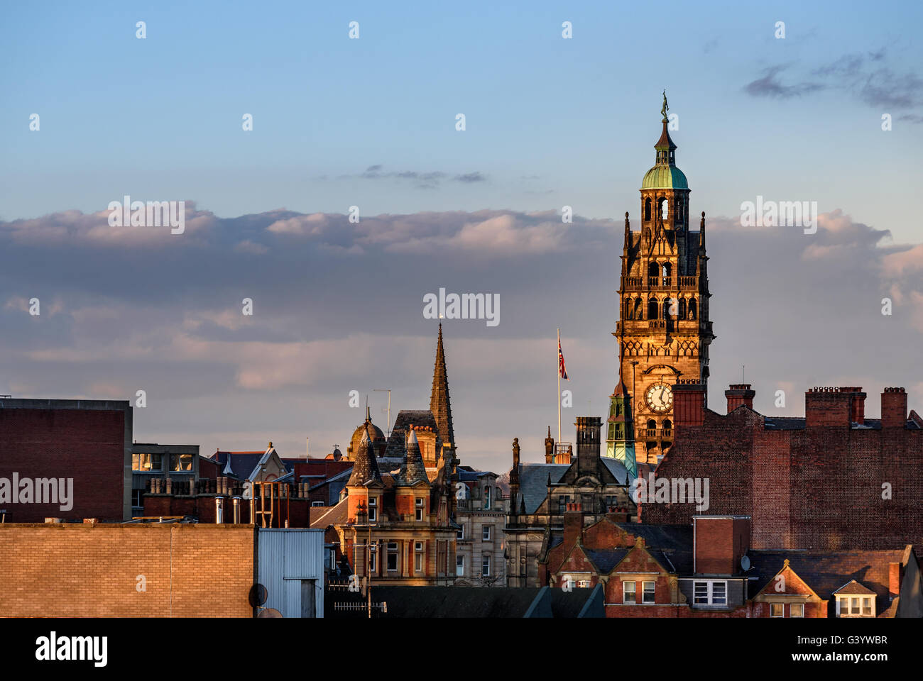 Uhrturm am ehemaligen Rathaus im Stadtzentrum von Sheffield, England Stockfoto