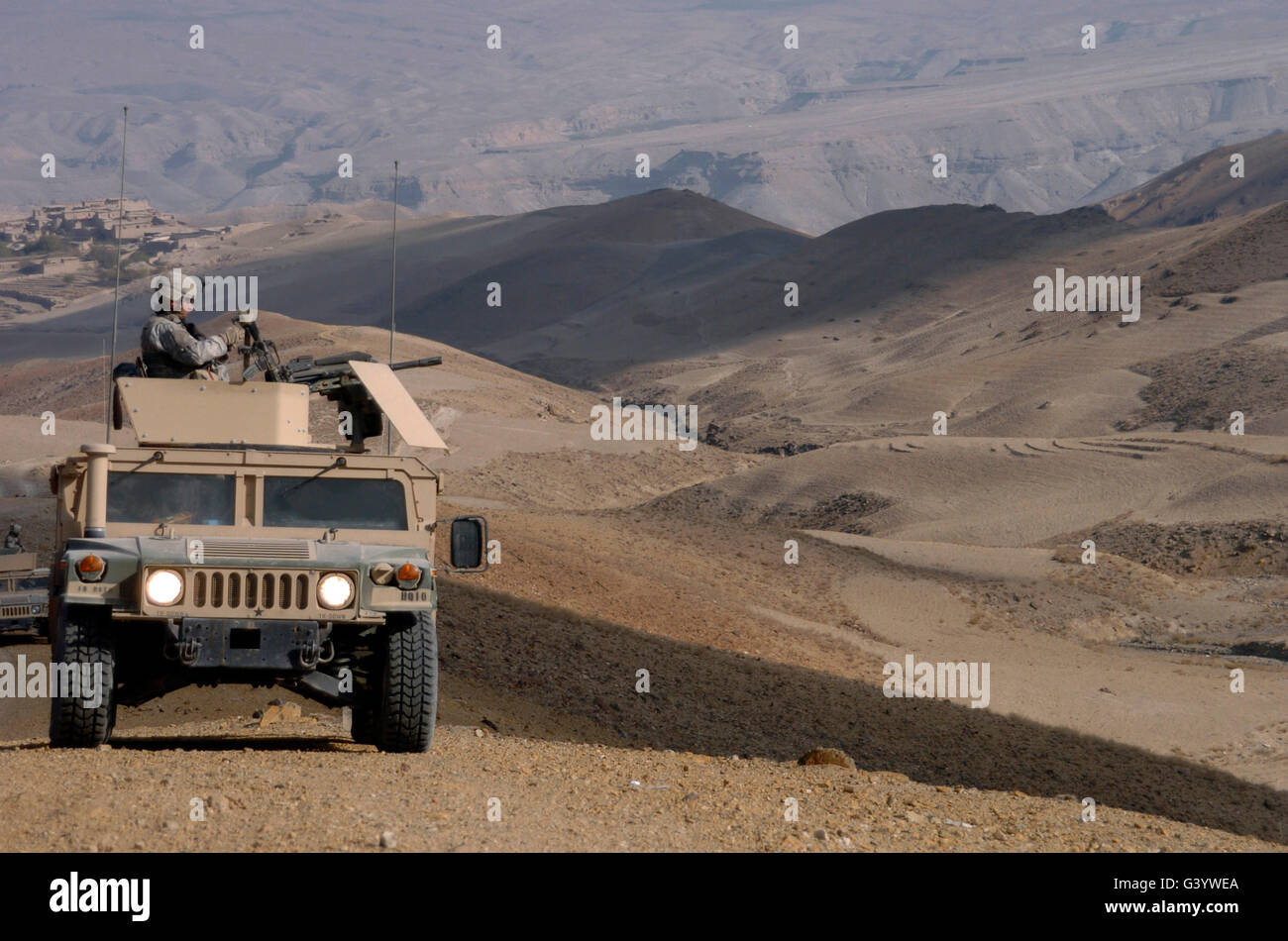 US Army Soldat bietet Sicherheit aus dem Geschützturm ein Humvee. Stockfoto