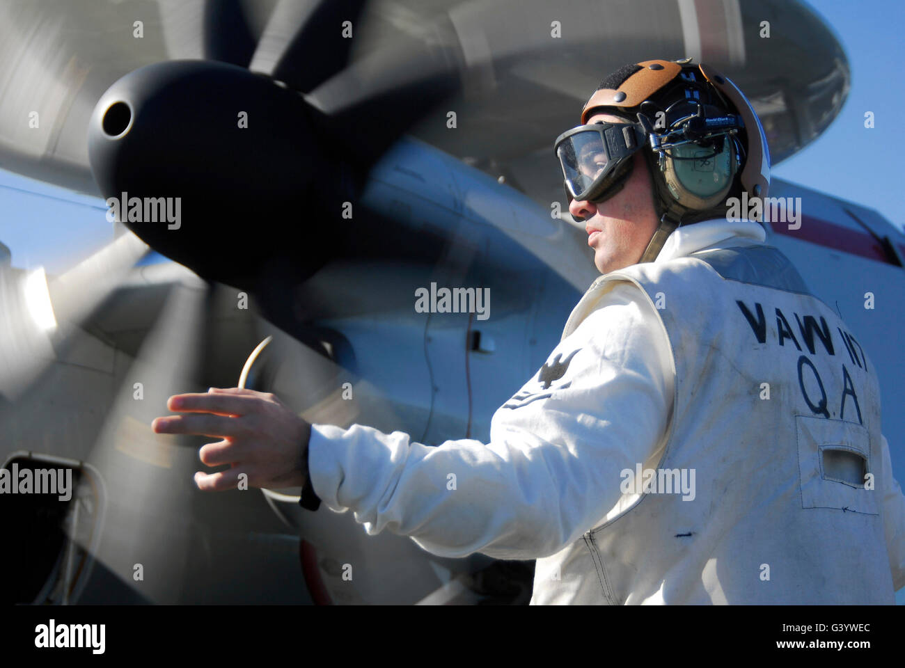 Start-up-Prüfungen auf ein E - 2C Hawkeye. Stockfoto