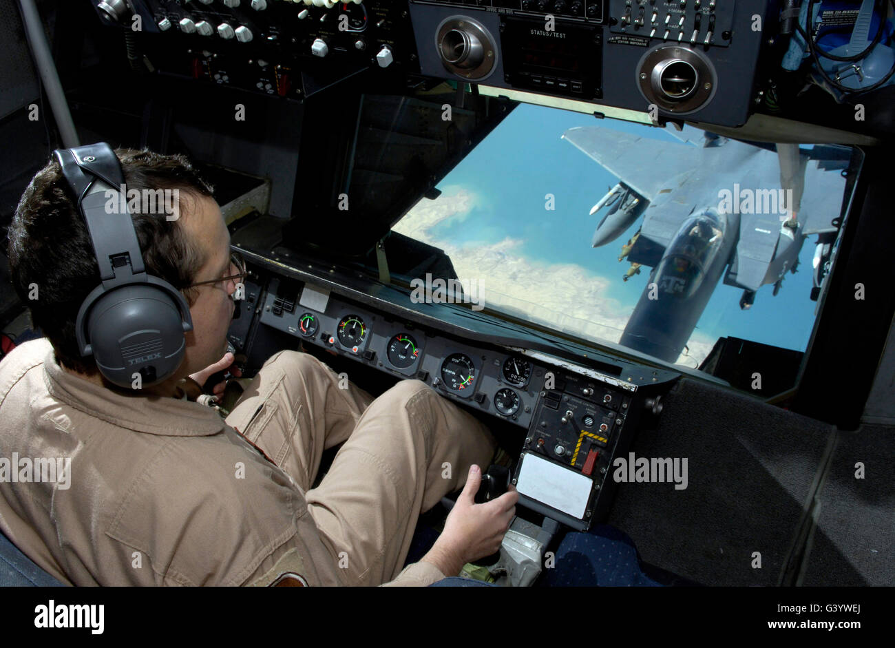 Operator tankt eine f-16 Fighting Falcon. Stockfoto