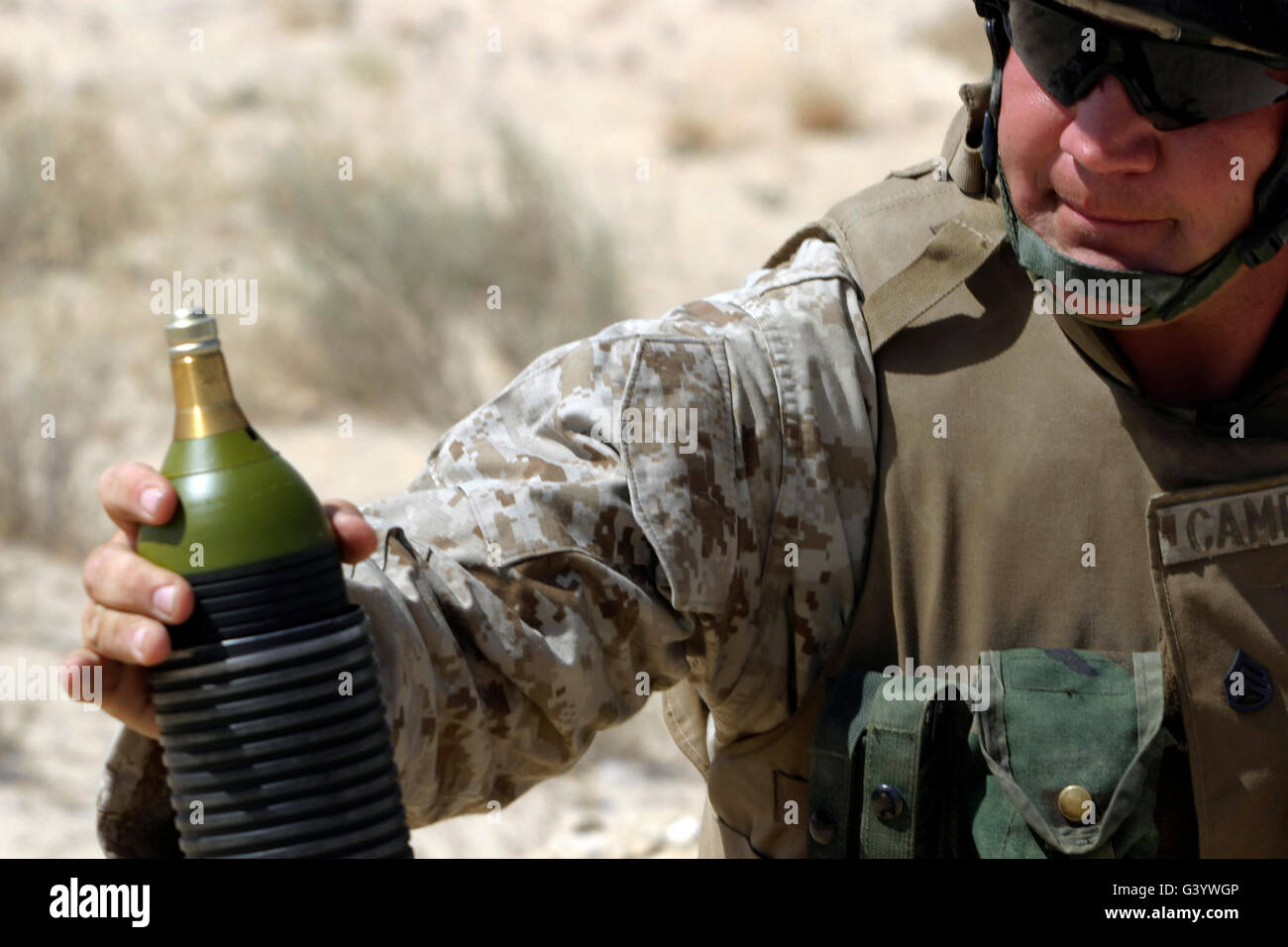 Eine Marine fällt einen Mörser Runde. Stockfoto