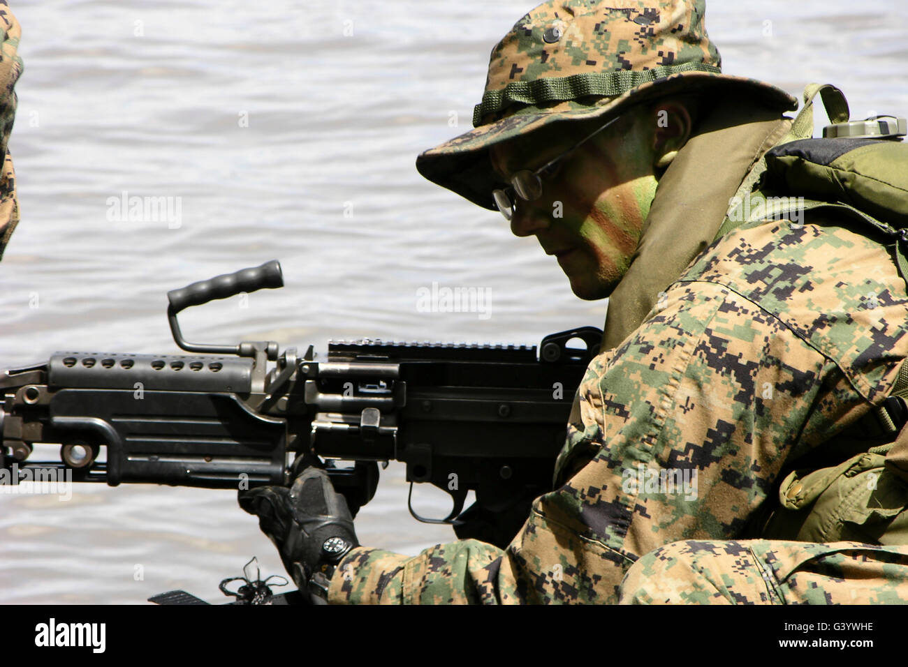 Marine schützt vorne mit seinem M - 240G Mittleres Maschinengewehr. Stockfoto
