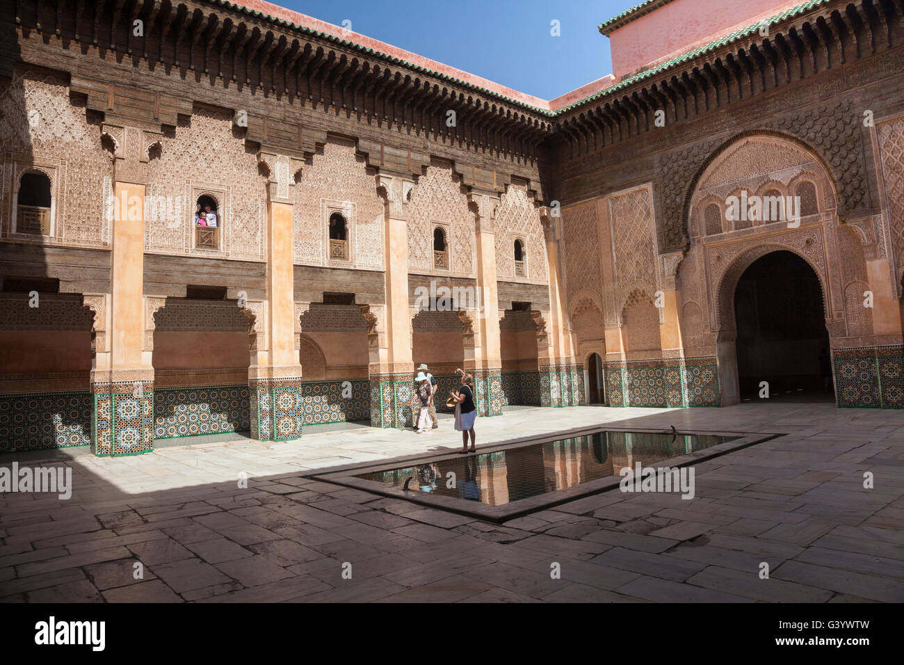 14. Jahrhundert Ben Youssef Madrasa Hof in Marrakesch, Marokko Stockfoto