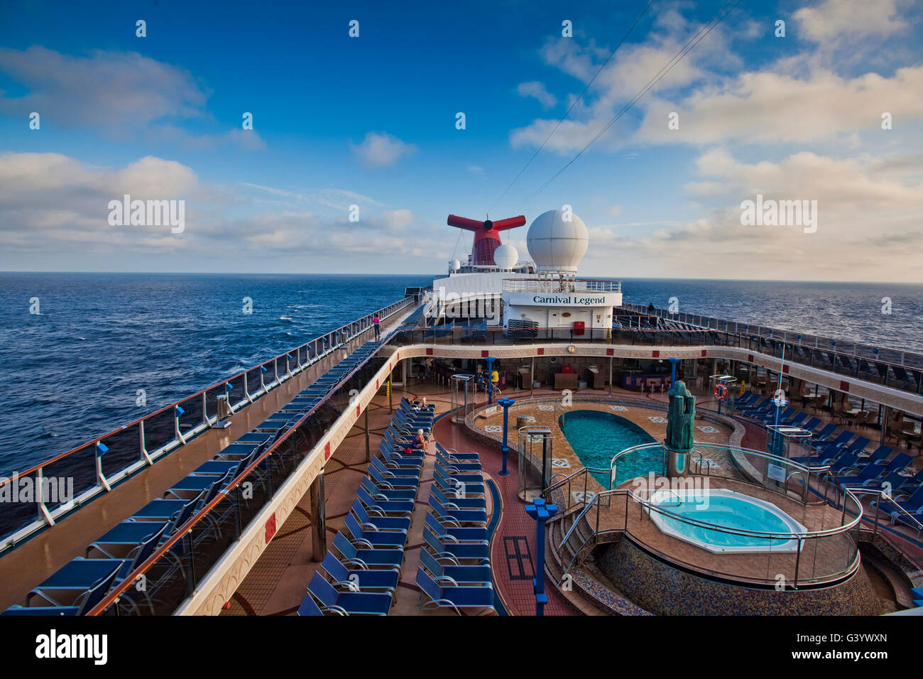 Das Deck des Kreuzfahrtschiffes blickte, während der Reise durch das Karibische Meer Stockfoto