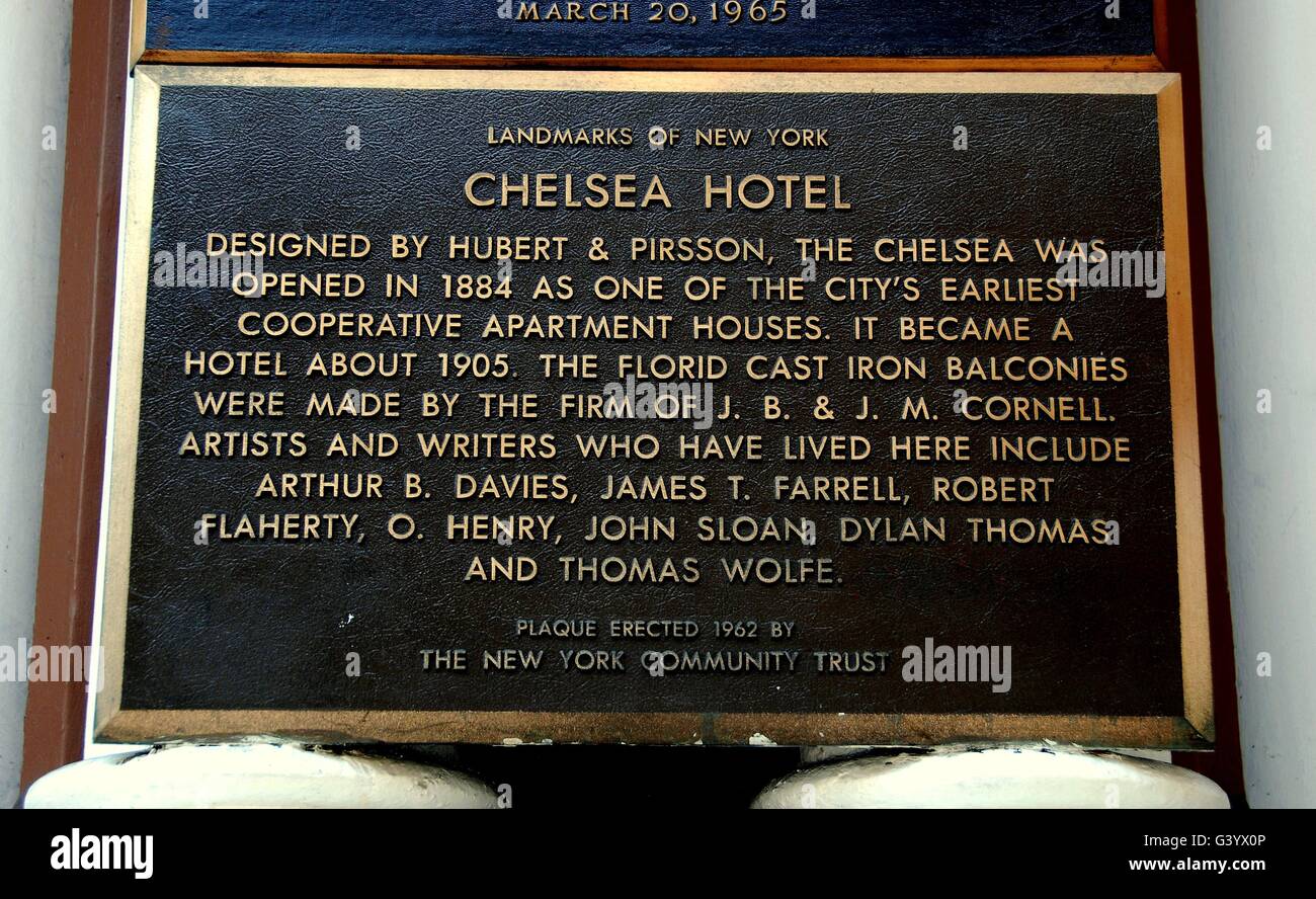 New York City: Wahrzeichen von New York historische anmelden vor dem sagenumwobenen Chelsea Hotel auf West 23rd Street Stockfoto