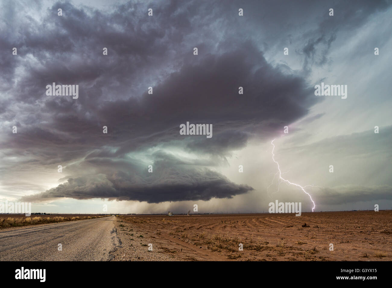 Dramatisches supercell-Gewitter mit intensiven Blitzen in der Nähe von Ackerly, Texas Stockfoto