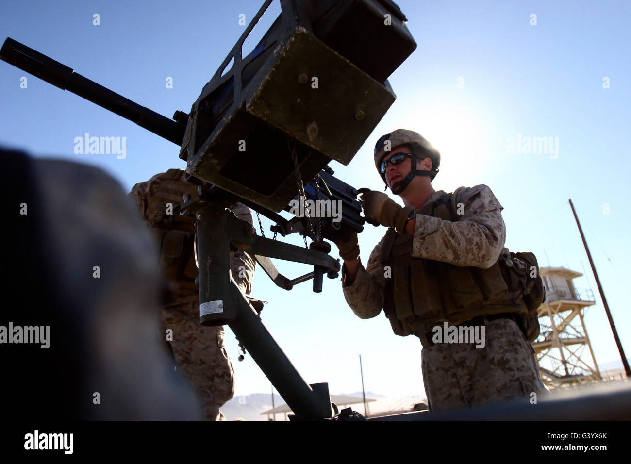 Ein Soldat schießt 40mm Runden mit seinem schweren Maschinengewehr MK-19. Stockfoto