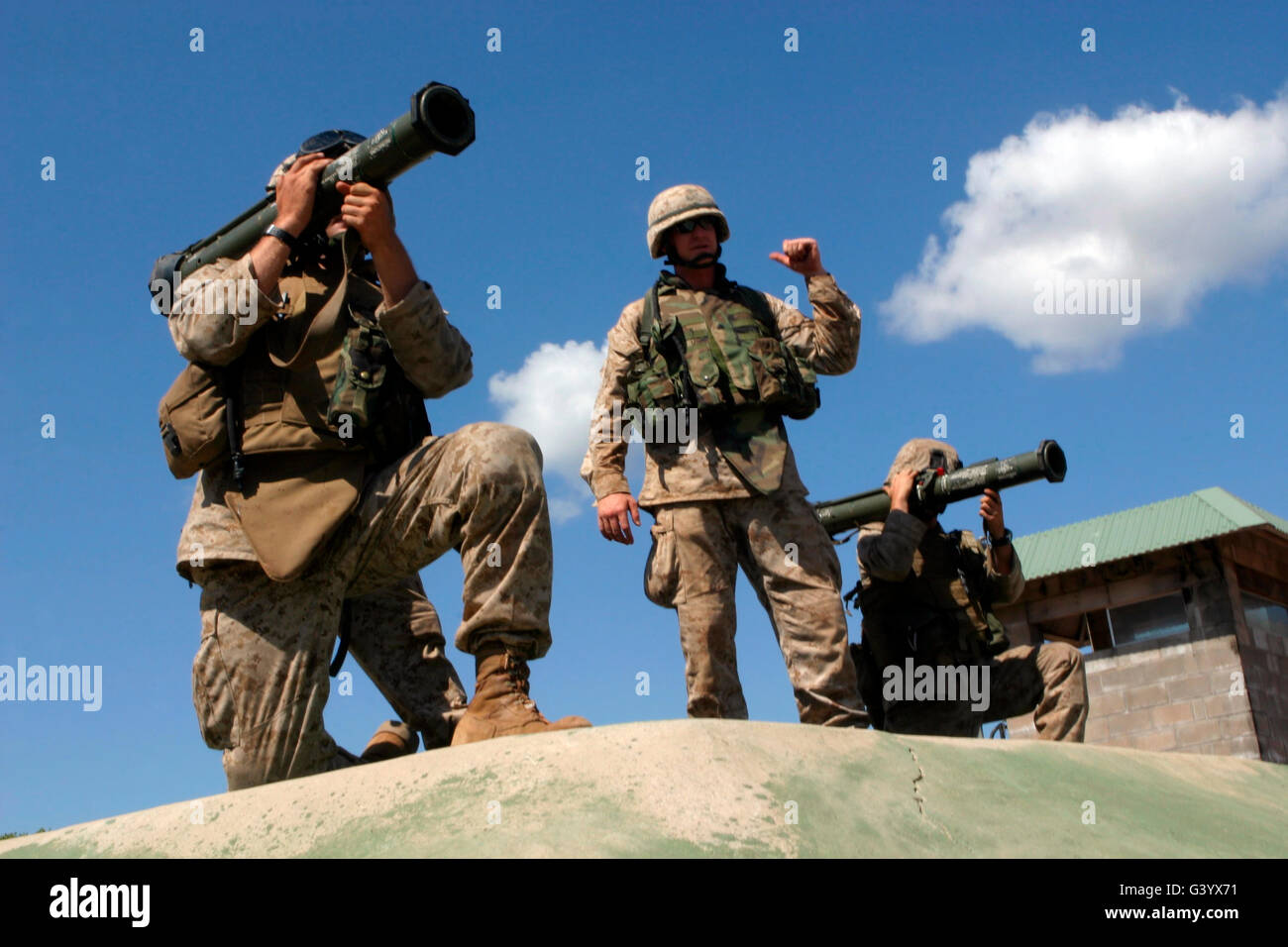 Marines sind auf den Betrieb eines Anti-Panzer-4 Rakete Systems angewiesen. Stockfoto