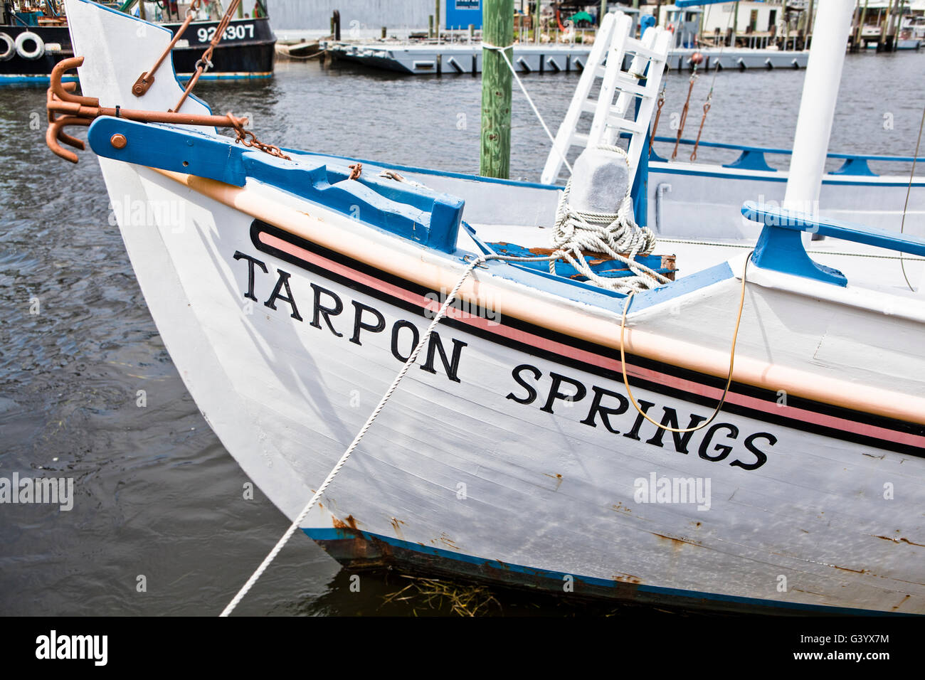 Hölzerne Segelschiff mit dem Namen Tarpon Springs gemalt auf dem Bogen Stockfoto