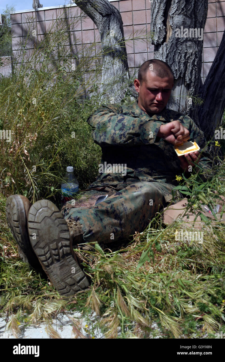 Soldat nutzt eine Pause in der Ausbildung zum Essen Stockfoto