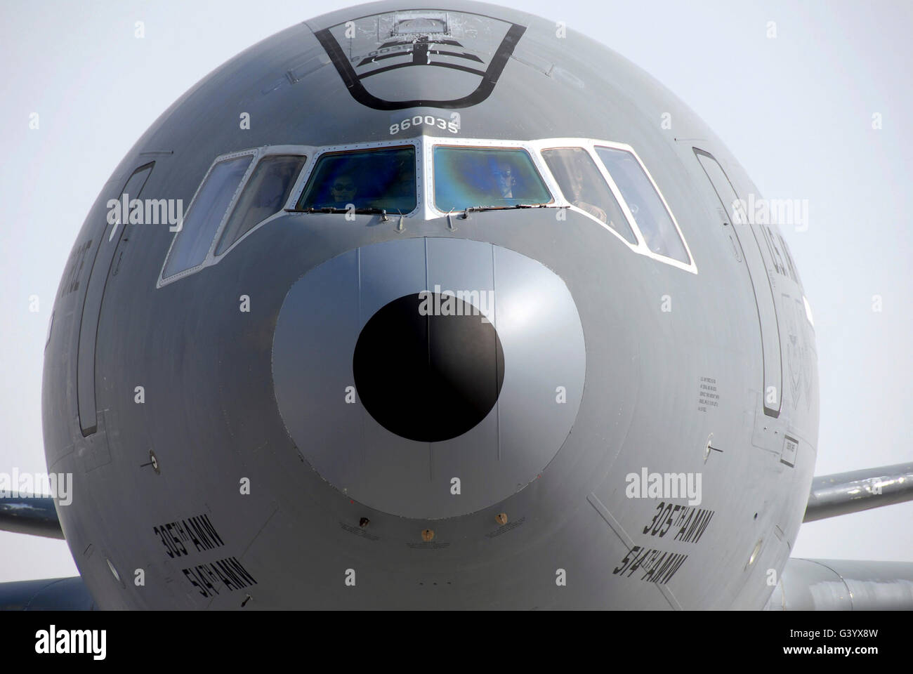 Zwei Piloten in einer KC-10 Extender ziehen in eine Parklücke. Stockfoto Zwei Piloten in einer KC-10 Extender ziehen in eine Parklücke. Stockfoto