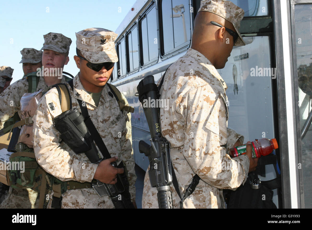 Marines an Bord den Bus mit ihren M16s in der hand, für den Irak zu verlassen. Stockfoto