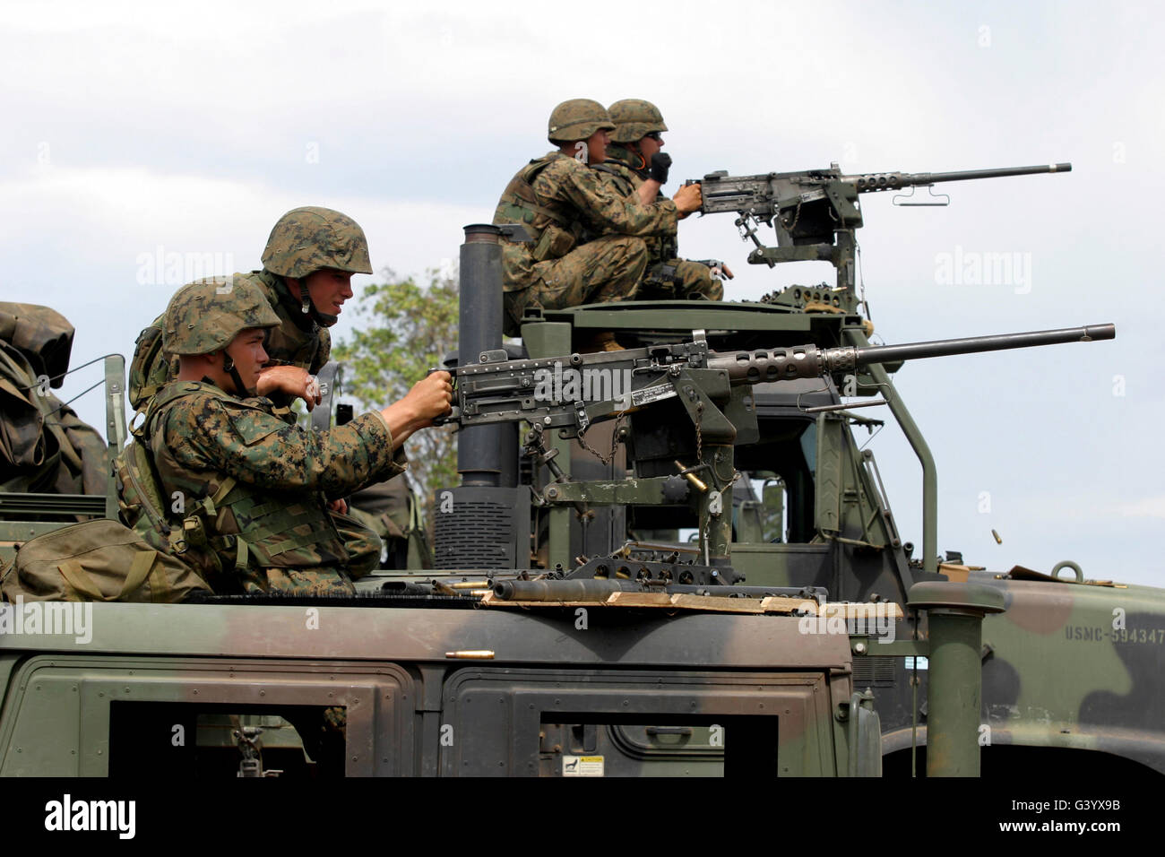 Maschine "Gunners" Feuer Maschinengewehre von oben auf der Light Armored Vehicles. Stockfoto