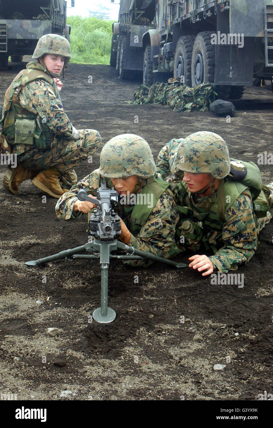 Marines Praxis Einrichtung einer M240G mittlere Maschine Gewehr. Stockfoto