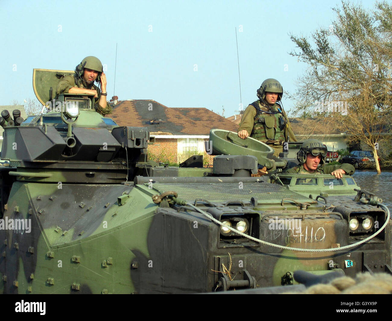 Marines patrouillieren die Straßen auf einer Mission, Suche und Rettung. Stockfoto