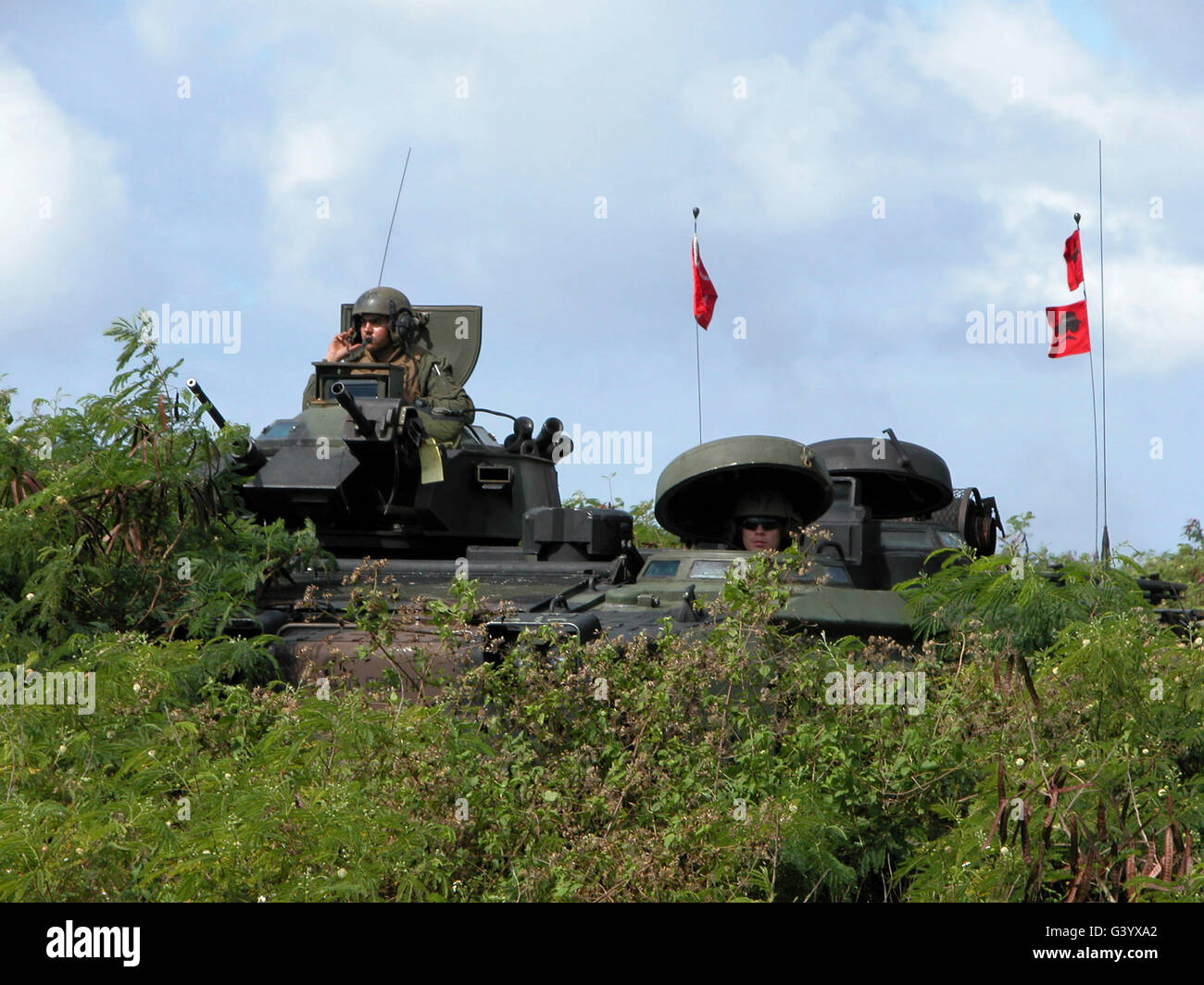 Marines bieten Sicherheit in ihren Angriff Amphibienfahrzeug. Stockfoto