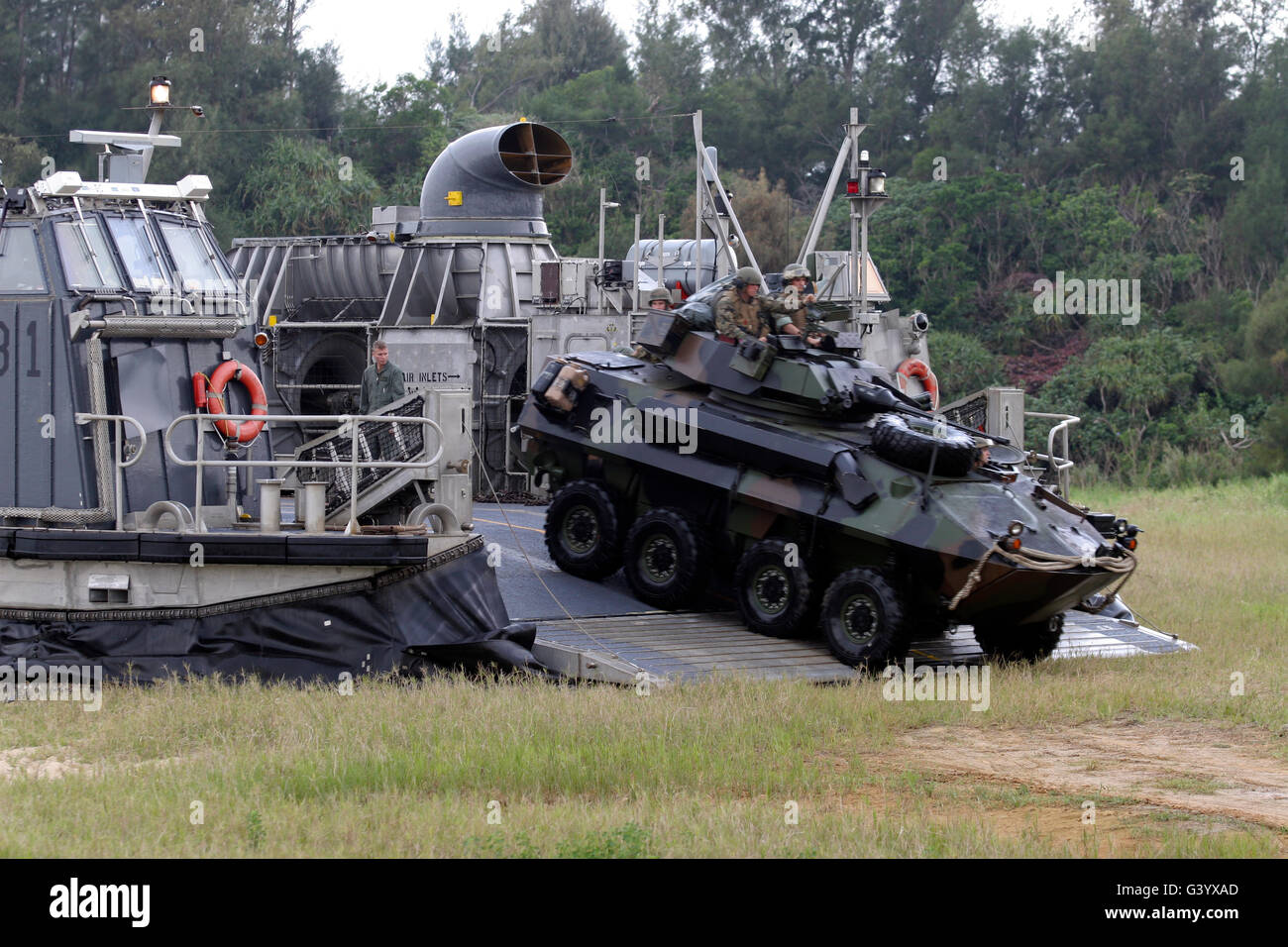 Ein Amphibienfahrzeug Angriff beendet ein Luftkissen Landungsboot. Stockfoto