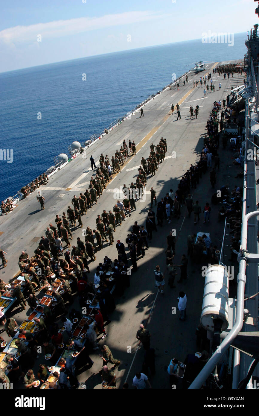 Space-Marines und Segler versammeln sich für einen Nachmittag voller Essen und Spaß an Bord der USS Essex. Stockfoto