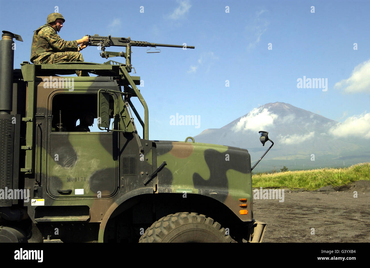 Soldat einen Überblick über die Landschaft mit einem M2 Kaliber.50 Maschinengewehr auf einem sieben-Tonnen-LKW. Stockfoto