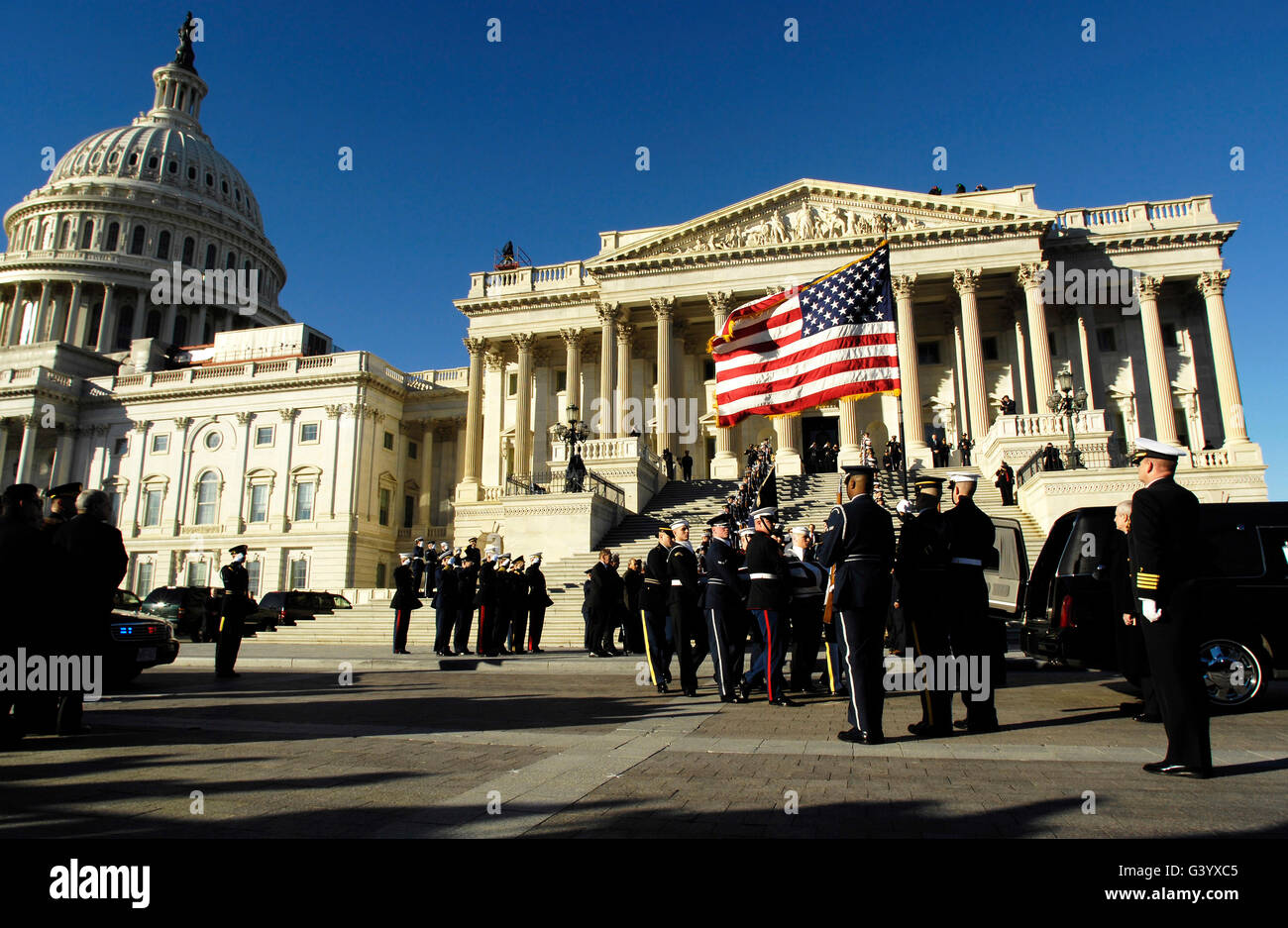 Streitkräfte Körper Träger tragen einen Sarg aus dem Kapitol in Washington, D.C. Stockfoto