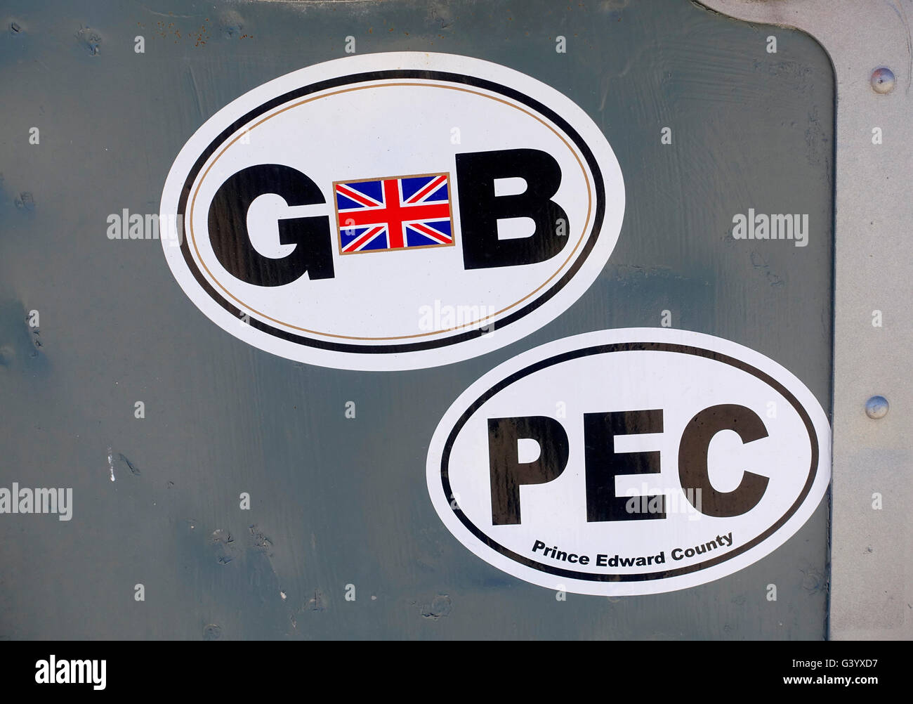Ein GB Land Aufkleber Abziehbild und ein Prince Edward County (PEC) Fahrzeug Aufkleber auf ein Land Rover Defender LKW Ontario Kanada Stockfoto