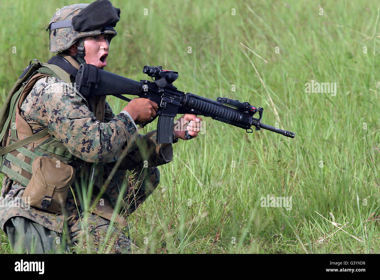 US-Marine schreit Befehle an seine Feuer-Team. Stockfoto