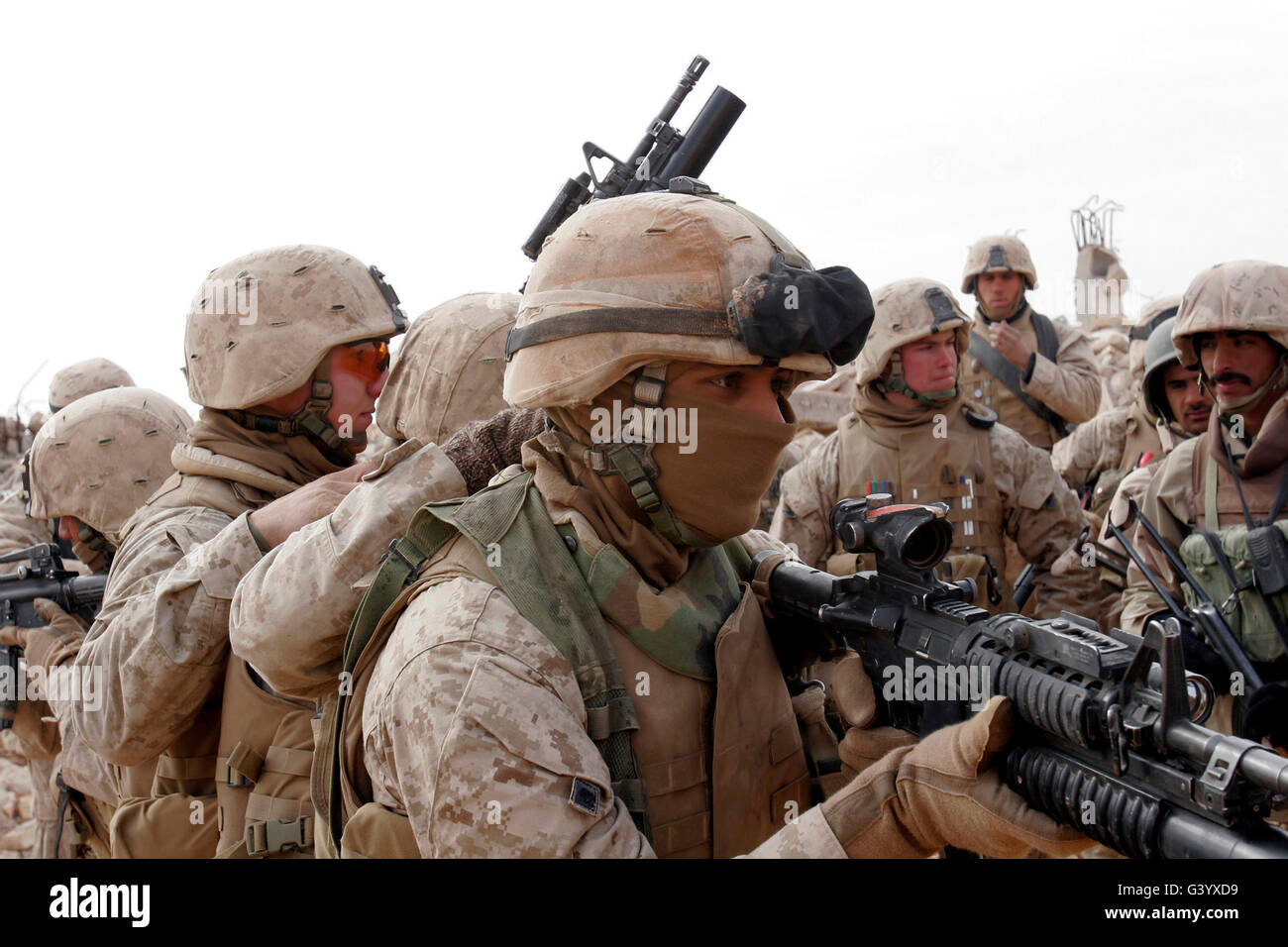 Ein Soldat führt sein Team durch eine Demonstration eines richtigen Vierer-Stacks. Stockfoto Ein Soldat führt sein Team durch eine Demonstration eines richtigen Vierer-Stacks. Stockfoto