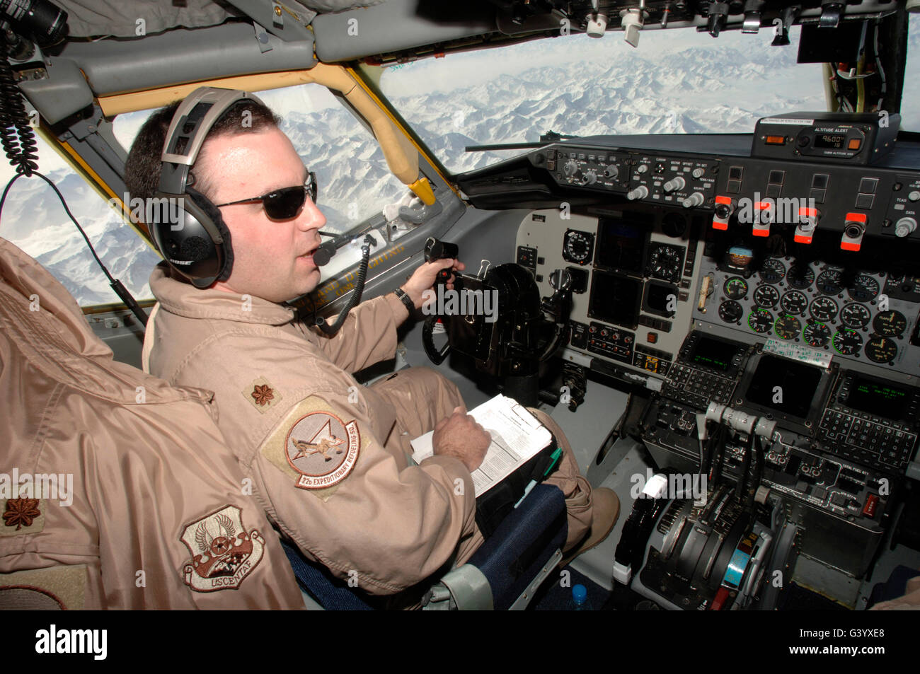 Ein Fluglehrer fliegt ein Flugzeug KC-135T/R Luftbetankung. Stockfoto