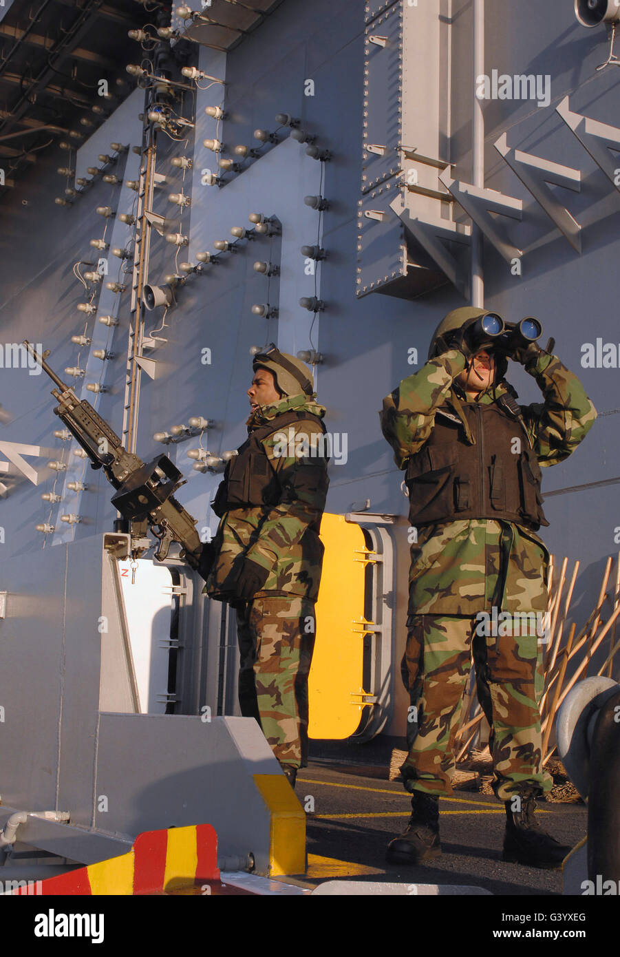 Soldaten sorgen für Sicherheit an Bord der USS Harry S. Truman. Stockfoto