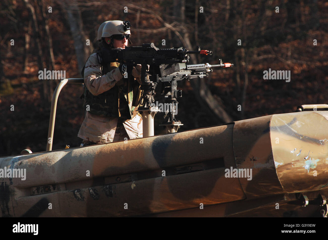 Ein US-Marine Seemann mans 240Gs Port Seite Maschinengewehr an Bord eine kleine Maßeinheit riverine Fertigkeit. Stockfoto