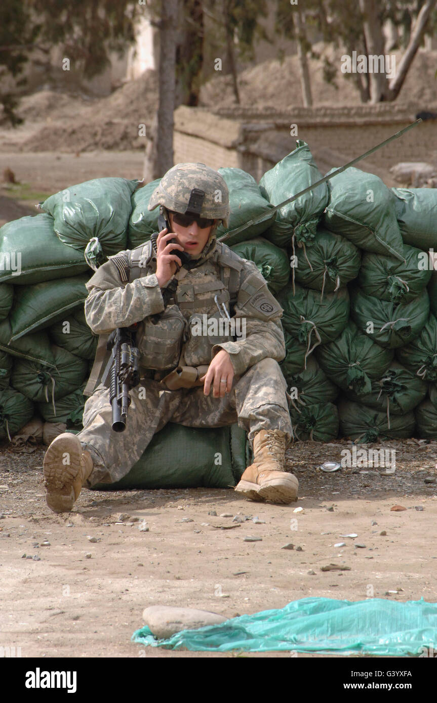 Ein US-Soldat spricht über ein Radio. Stockfoto