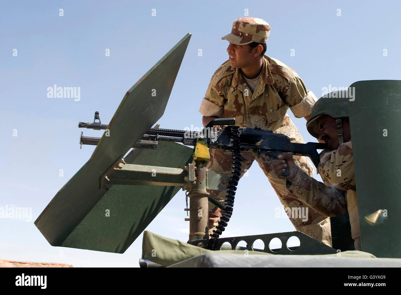 Irakische Armee Ausbilder betreut eine irakische Armee Soldat mit einem PKM 7,62-mm-Maschinengewehr. Stockfoto