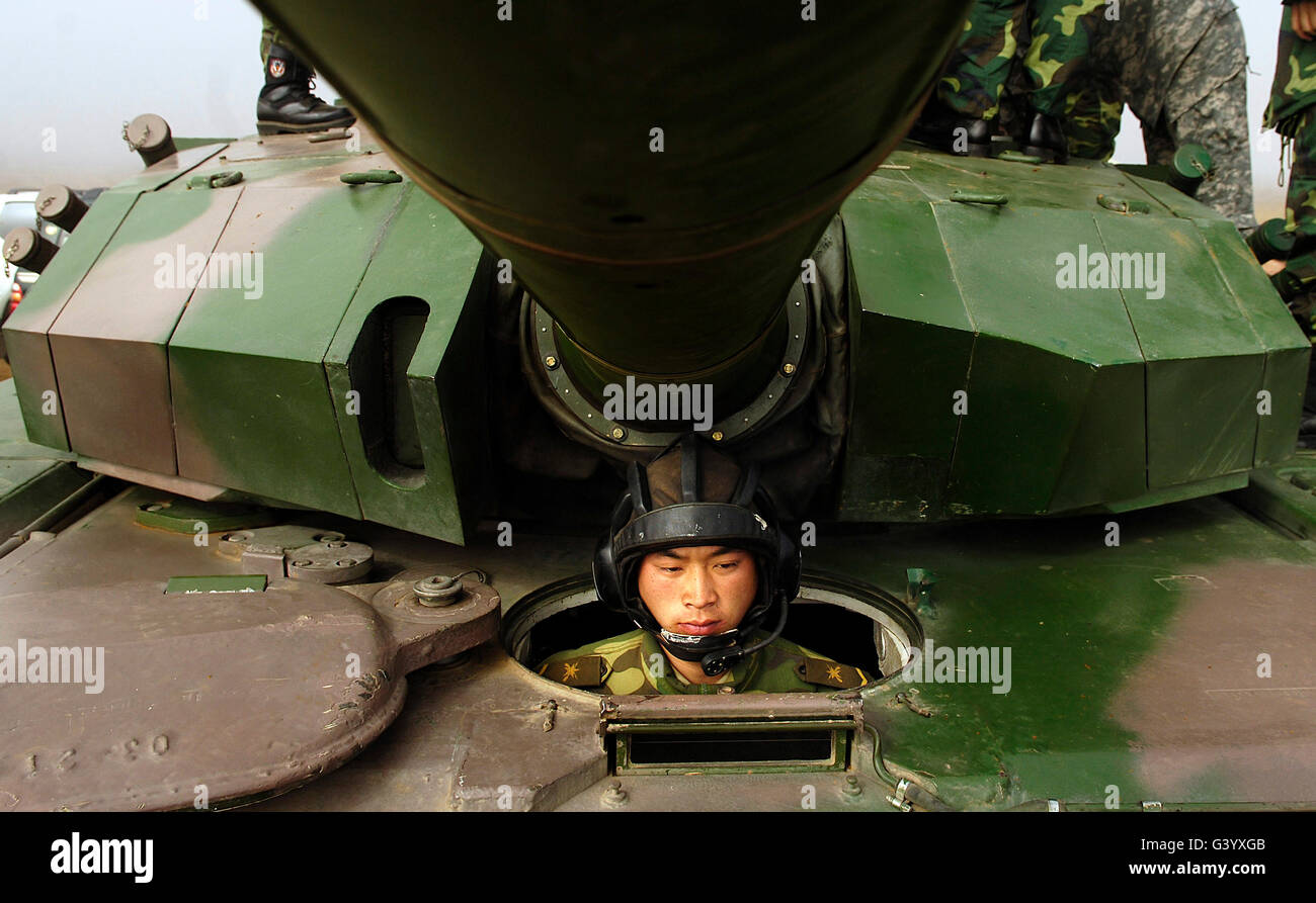 Soldat der chinesischen Tanker mit der Volksbefreiungsarmee sitzt in seinem Panzer. Stockfoto