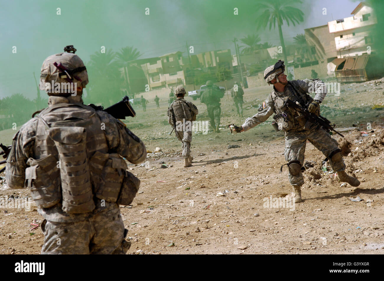 US Armee-Soldat wirft eine Rauchgranate. Stockfoto